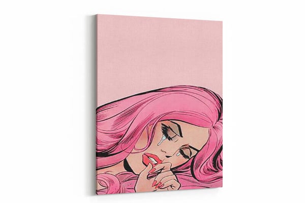 Dromerige vrouw met roze haar