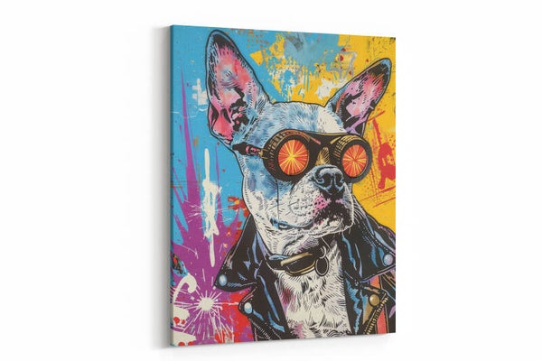 Een chihuahua met leren jas en vuurreflectie in de bril