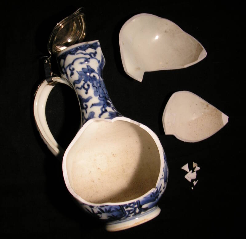 Het porseleinen kannetje voor de restauratie.