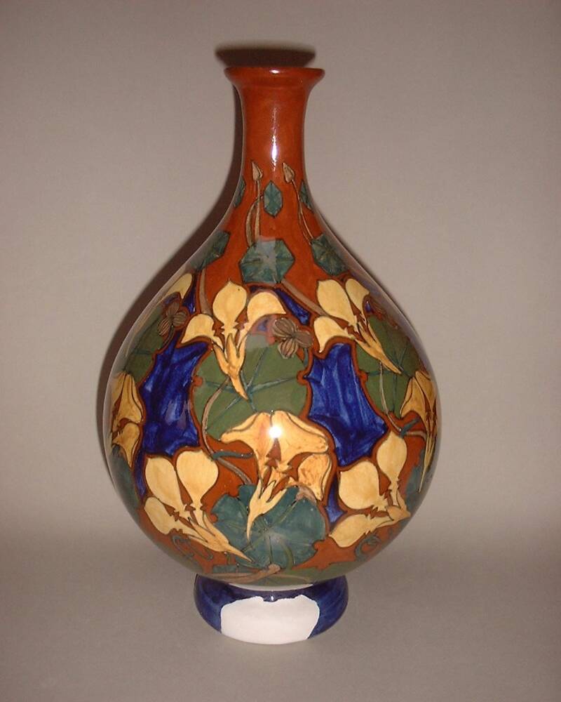 De aardewerk vaas met aangevulde voet.