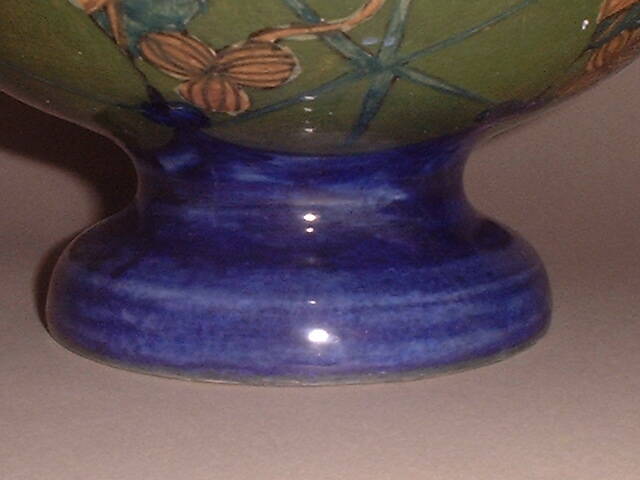 De gerestaureerde aardewerk vaasvoet.