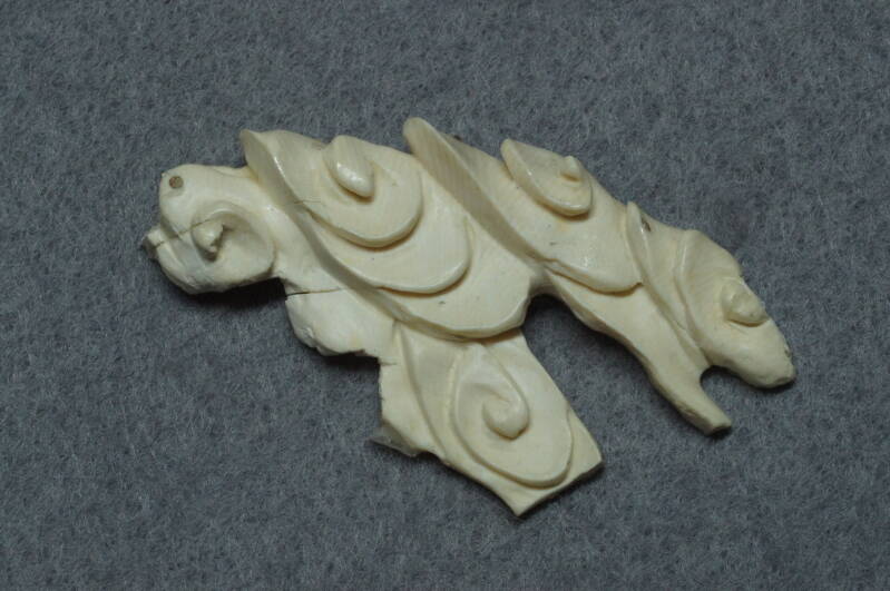 Afgebroken waterornament van ivoor.