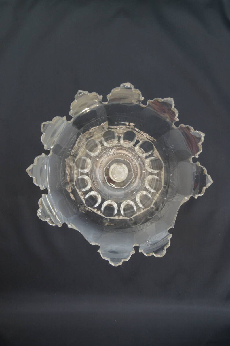 De kristallen schaal voor de restauratie.