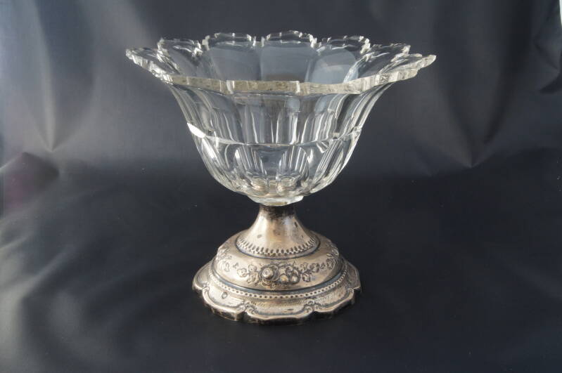 De kristallen schaal na de restauratie.