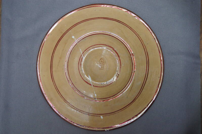 Halverwege de restauratie van de aardewerk schaal.