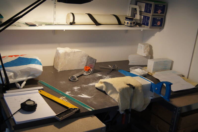 Voorbereiding van het zagen van albast voor de albasten kolompendule.