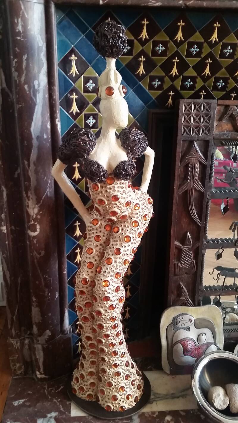 Het aardewerk beeld "Swarowsky Lady" in Parijs, Frankrijk na de restauratie.