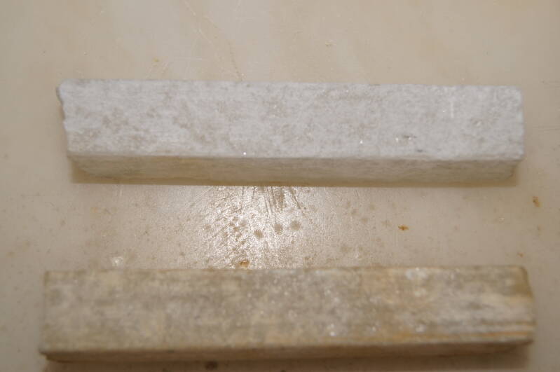 Gezaagde staafjes albast i.v.m. rand bovenzijde kolompendule.