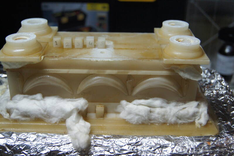 Reiniging van de diverse aanhechtingspunten van de sierblokjes.