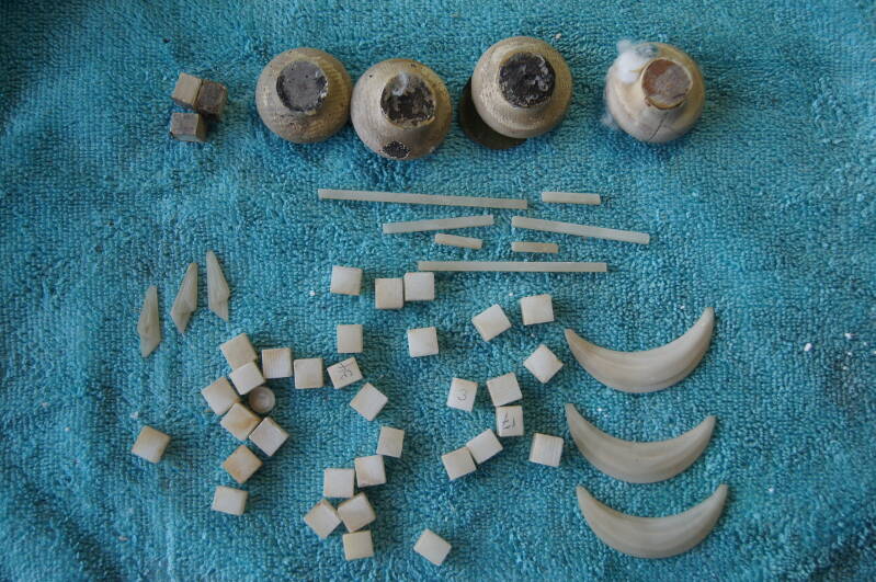 Albasten sierblokjes en andere ornamenten