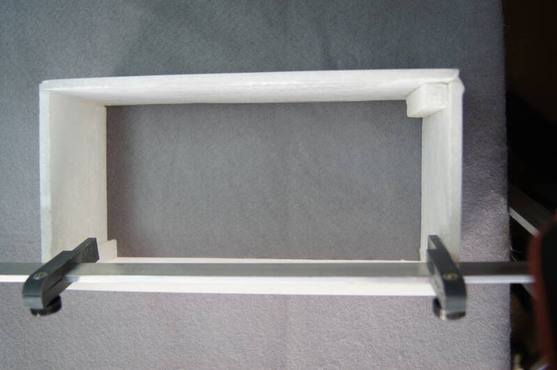 Het samenstellen van de gezaagde plakken tot een voetstuk voor de albasten kolompendule.