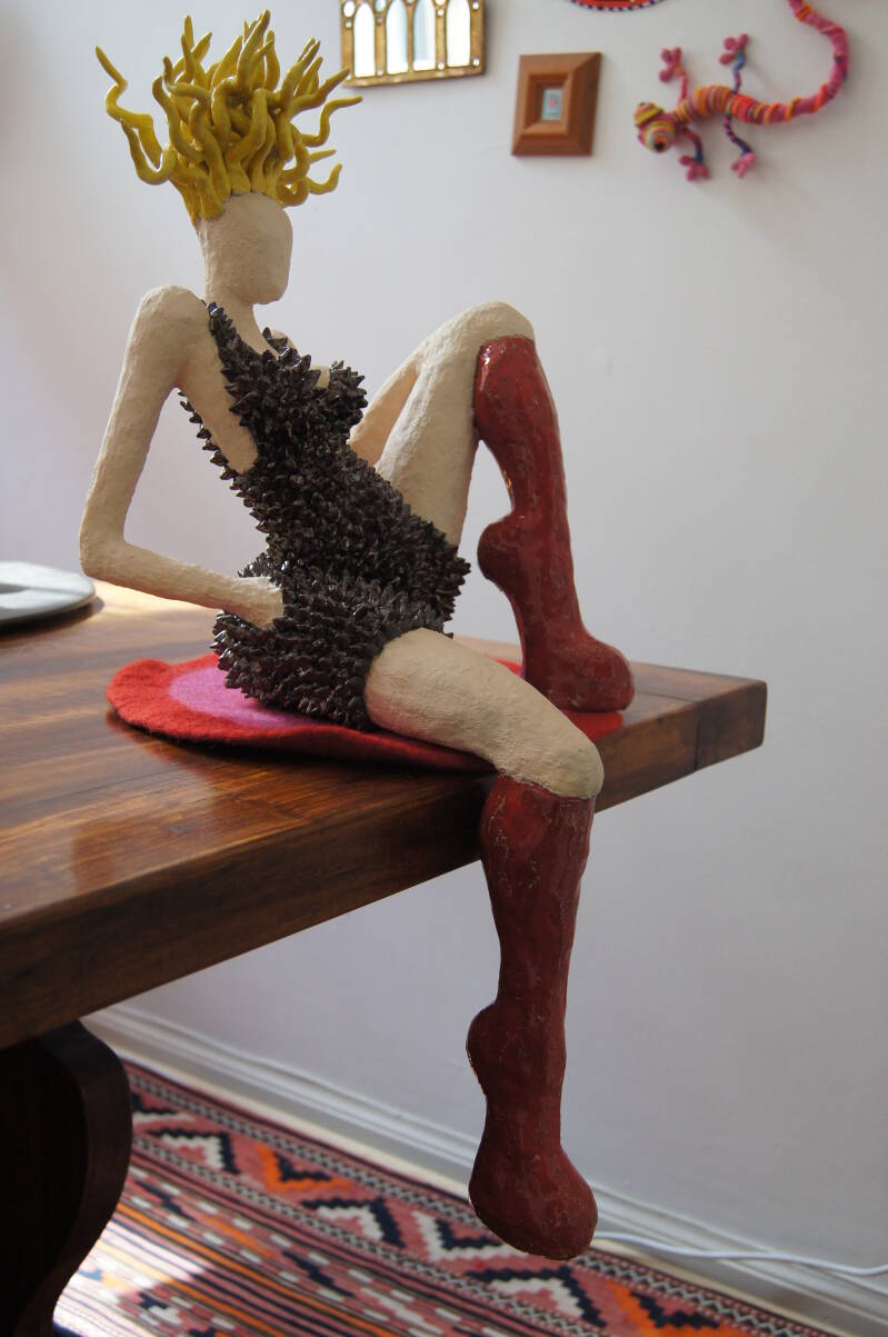 Gerestaureerde aardewerk beeld "Showgirl" in Edinburgh, Groot-Brittannië.