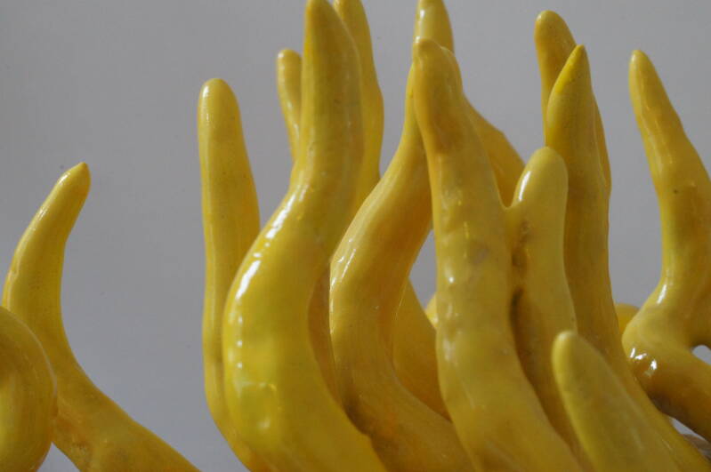 Gerestaureerde haarpunten van aardewerk beeld "Showgirl"