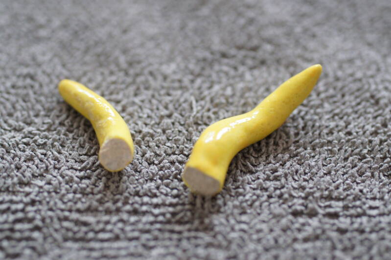 Afgebroken haarpunten van aardewerk beeld "Showgirl"