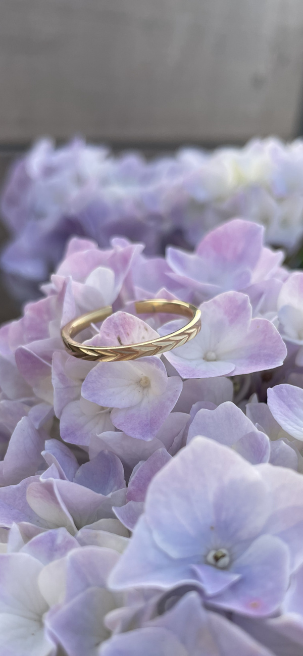 Minimalistische ring met vissengraat goud