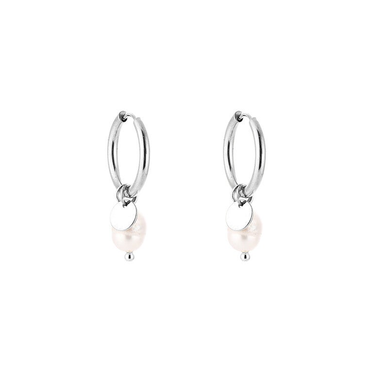 Oorbellen parel met bedel zilver
