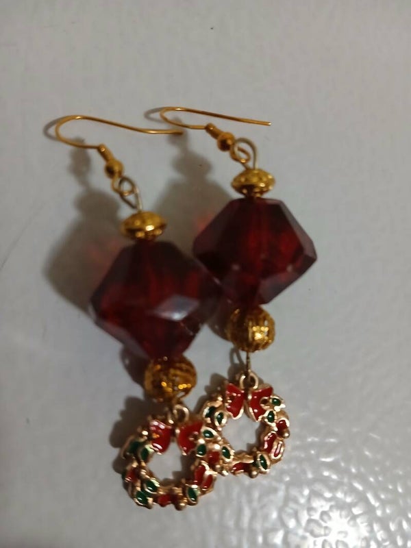Holiday Christmas Dangle Wreath in red and gold