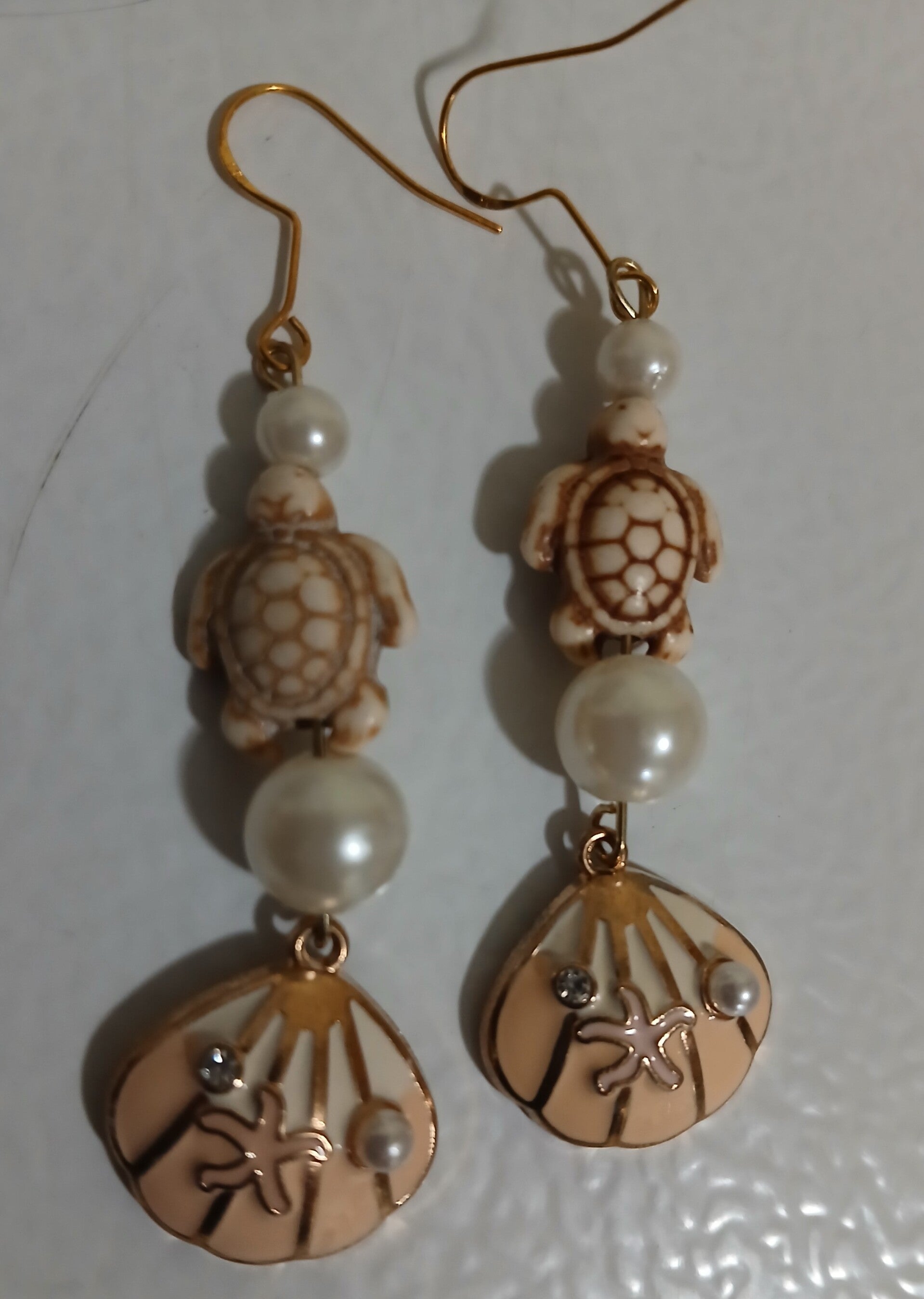 Dangle Beige shell with turtle
