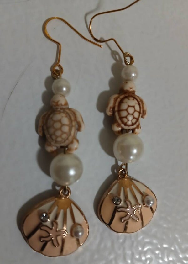 Dangle Beige Shell with turtle