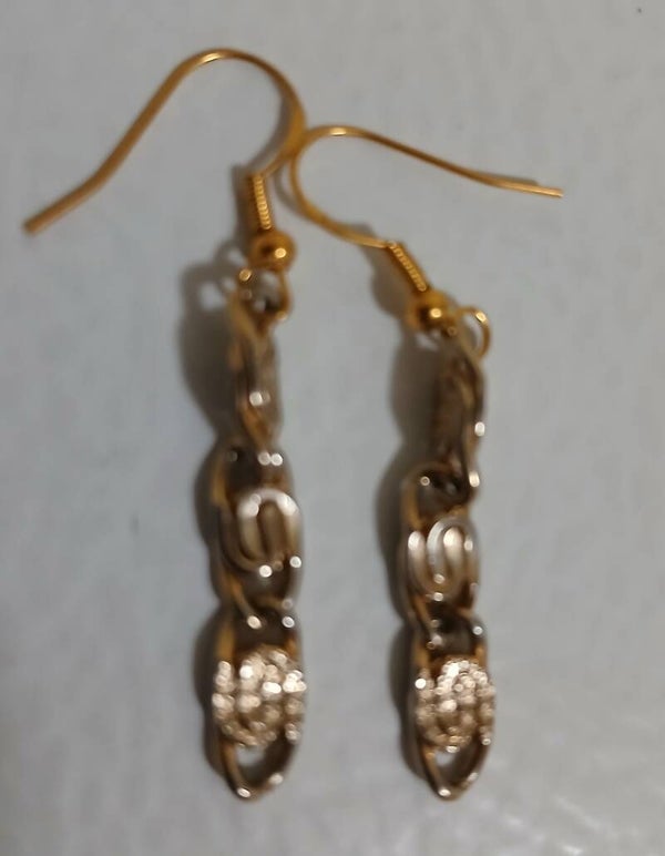 Dangle: 3 link gold chain