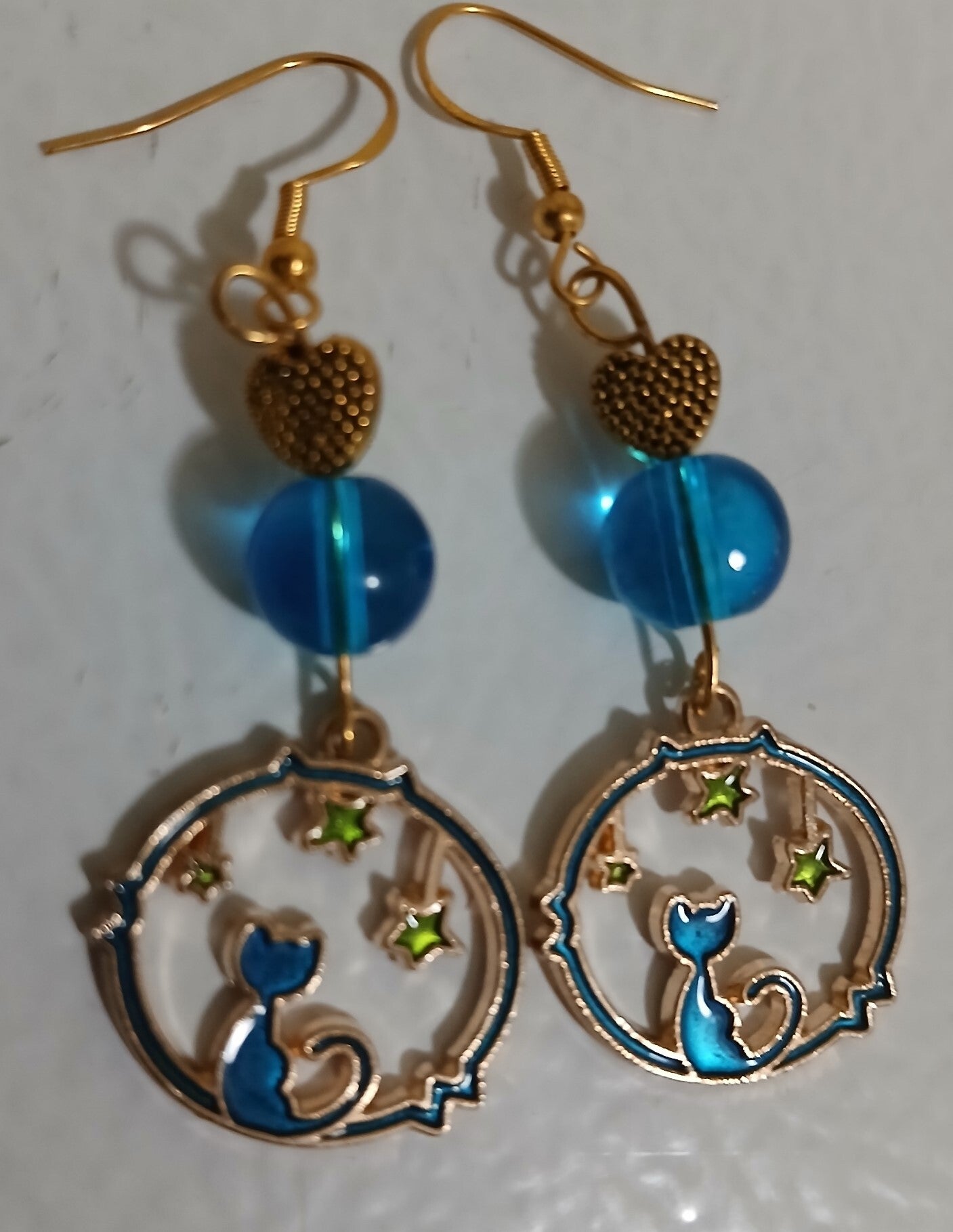 Dangle: Cat in circle blue with tiny gold heart