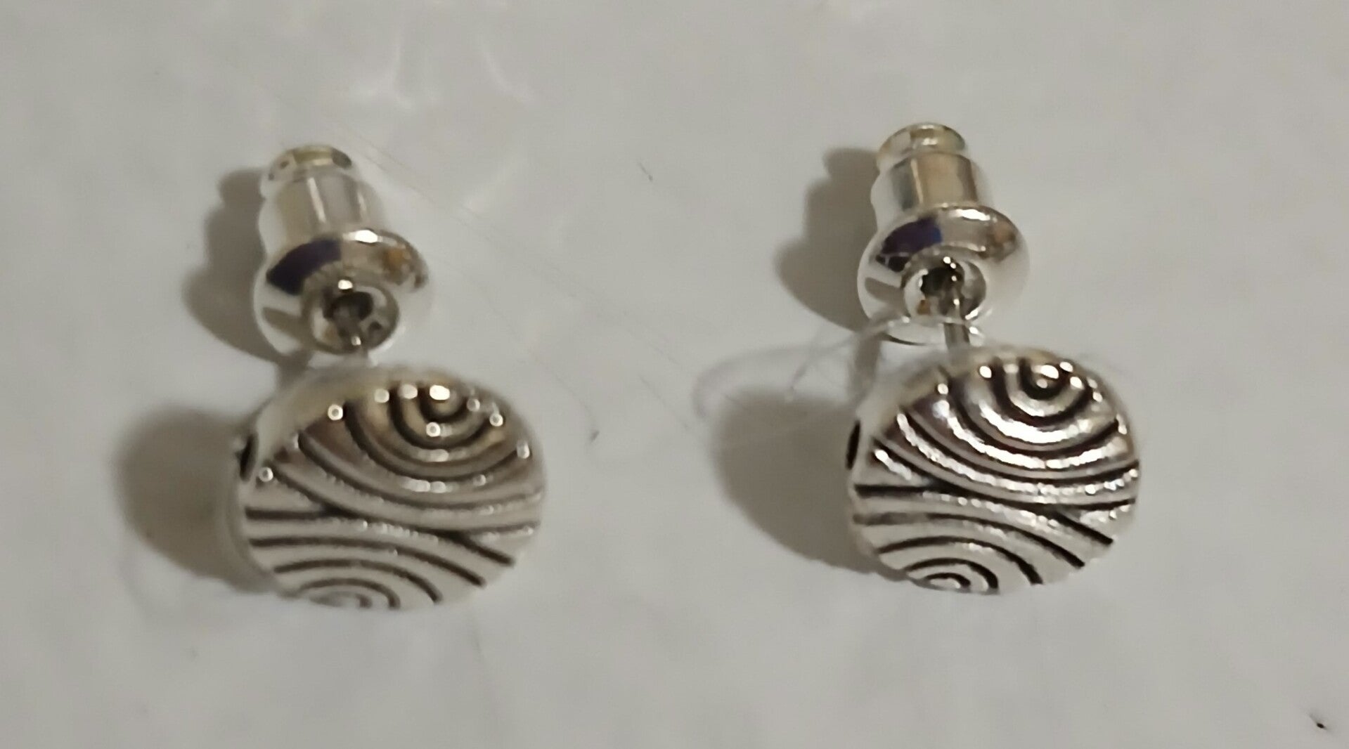 Post Round swirl Silver