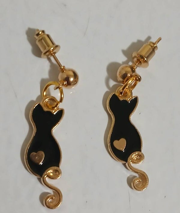 Posts with kitty black and gold heart on butt