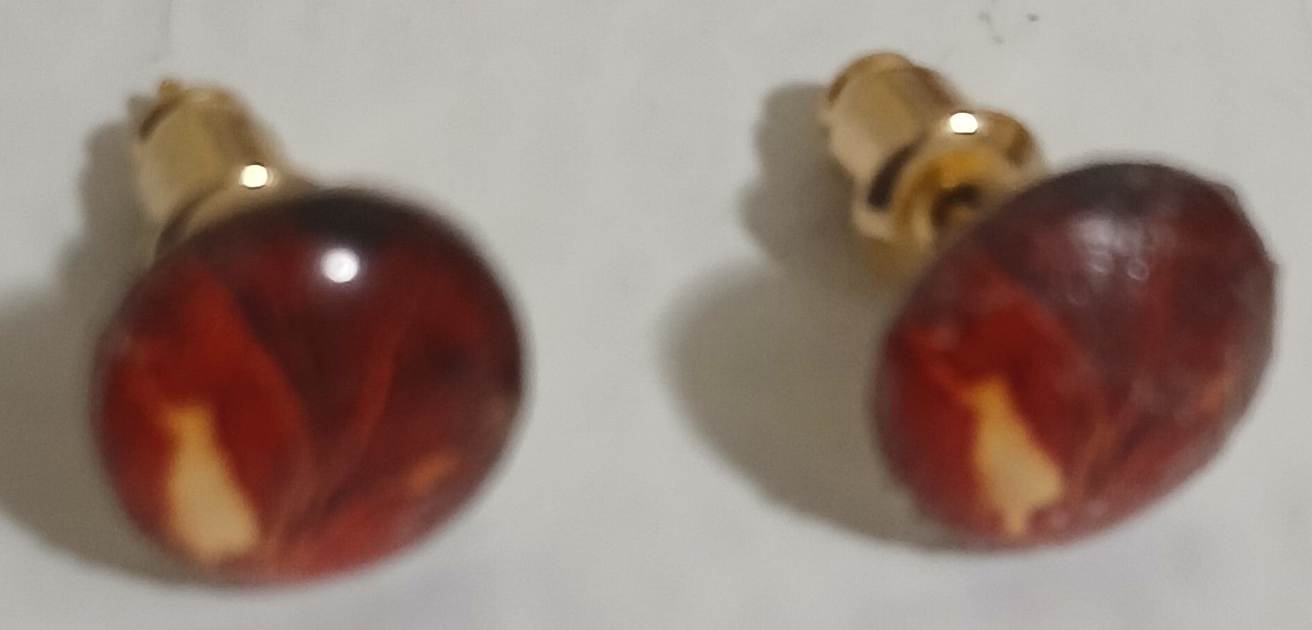 Stud Red Round