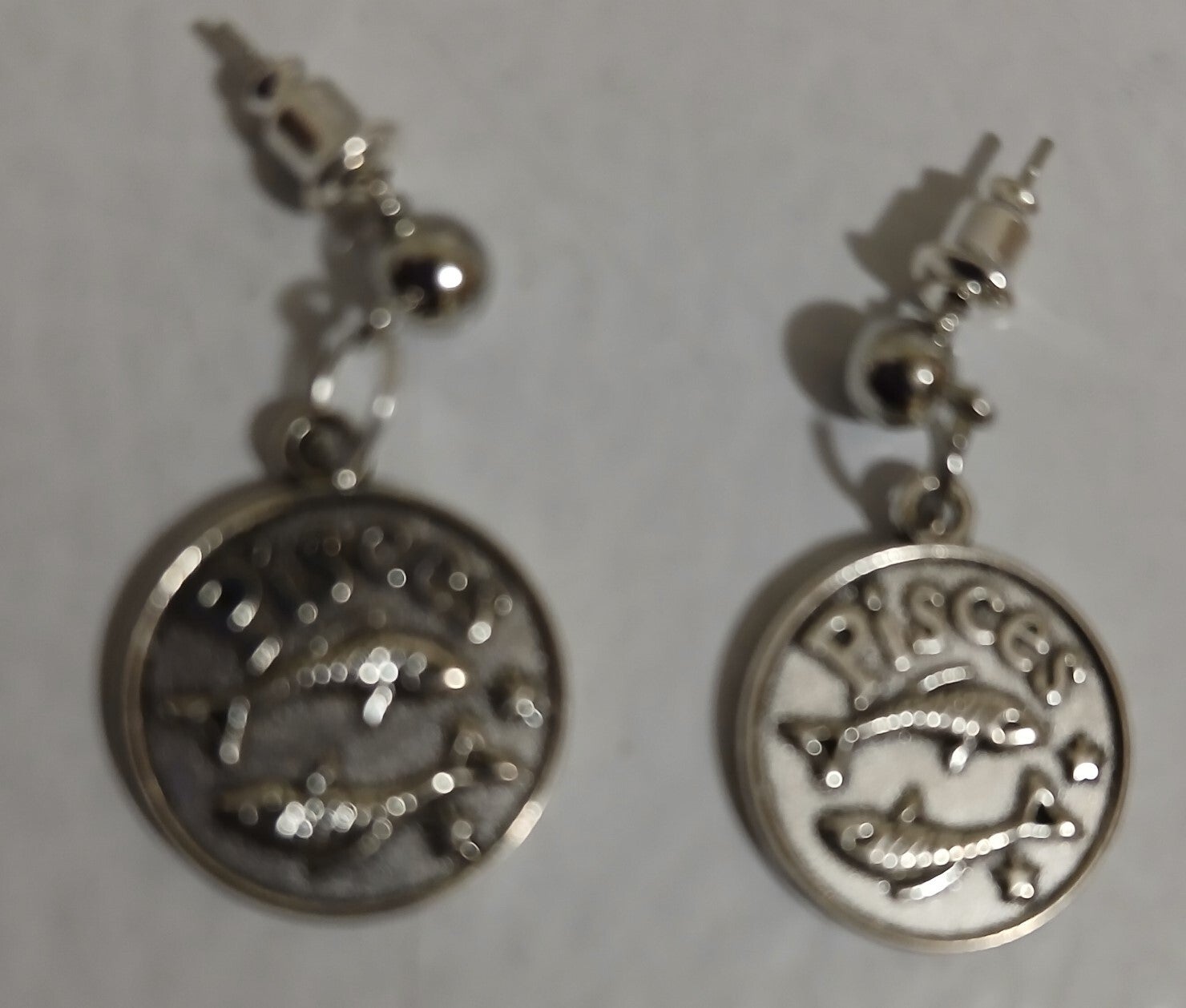 Zodiac Pisces Round Sign (Post with $6)