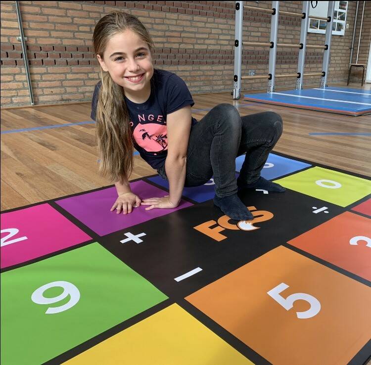 Speel rekentwister. Zet allebei je handen op 4, je linkervoet op x en je rechtervoet op FOS (=). De rekensom is 4x4.