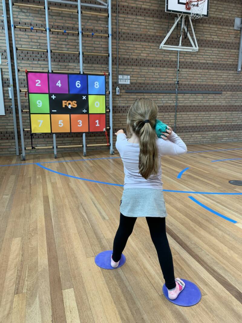 De rekenmat kun je ook ophangen. Zo kun je rekensommen gooien. 