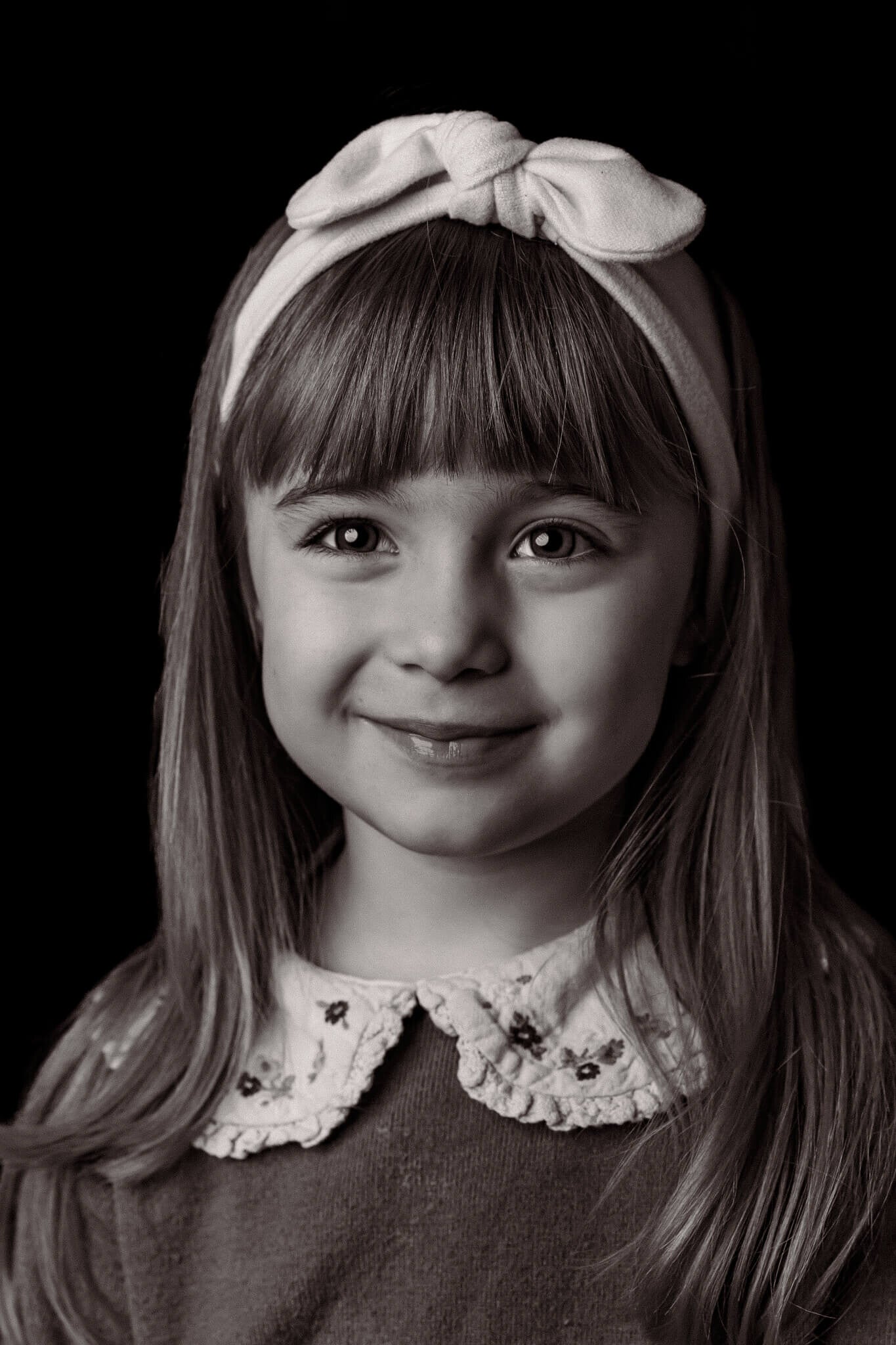 alt="Kinderportret in de fotostudio met natuurlijke uitstraling en zachte belichting."