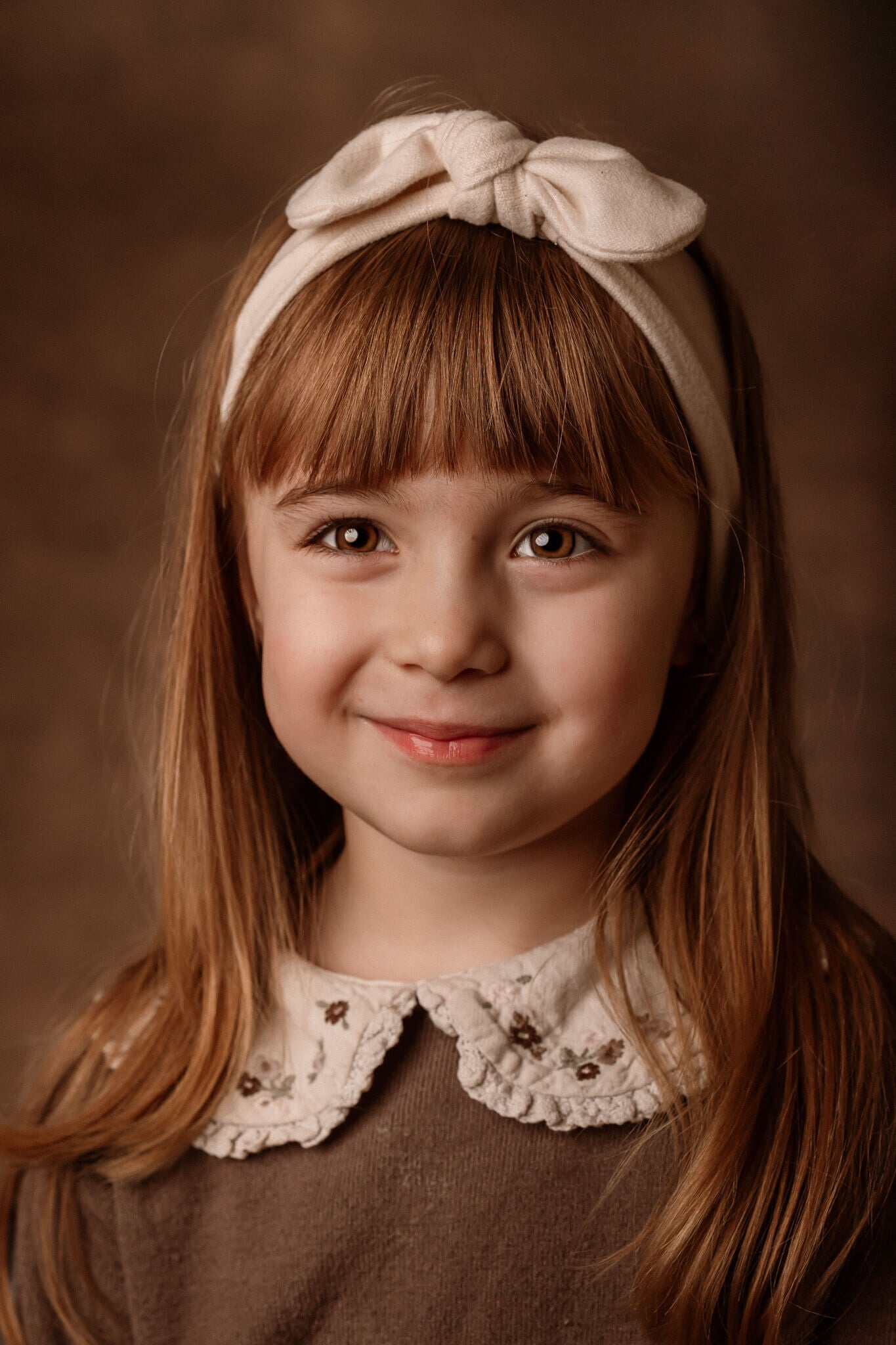 alt="Kinderportret in de fotostudio met natuurlijke uitstraling en zachte belichting."