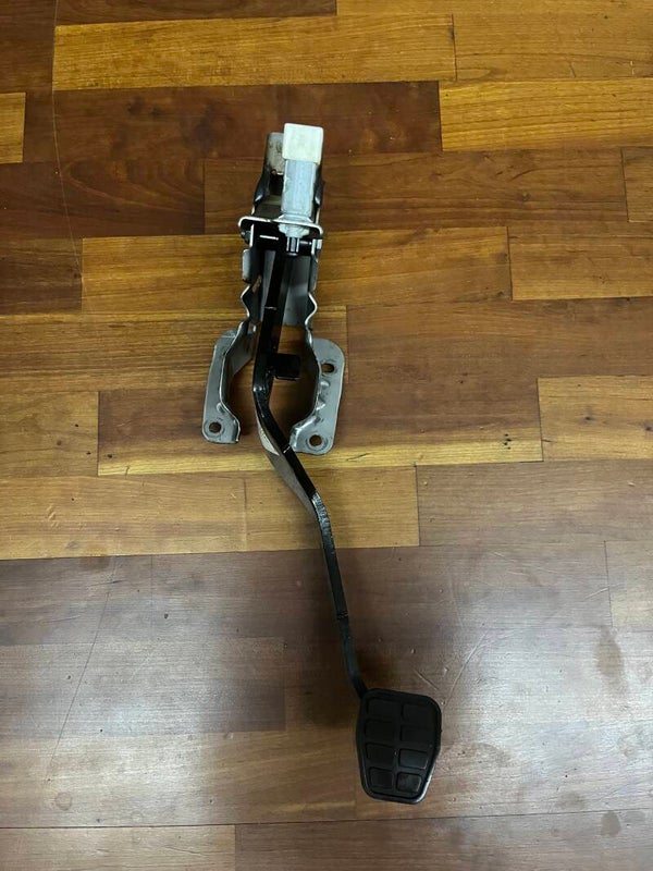 das Bremspedal MITSUBISHI COLT 2009-2012 Z30
