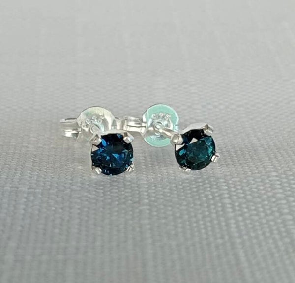 Sapphire studs Blue 4mm