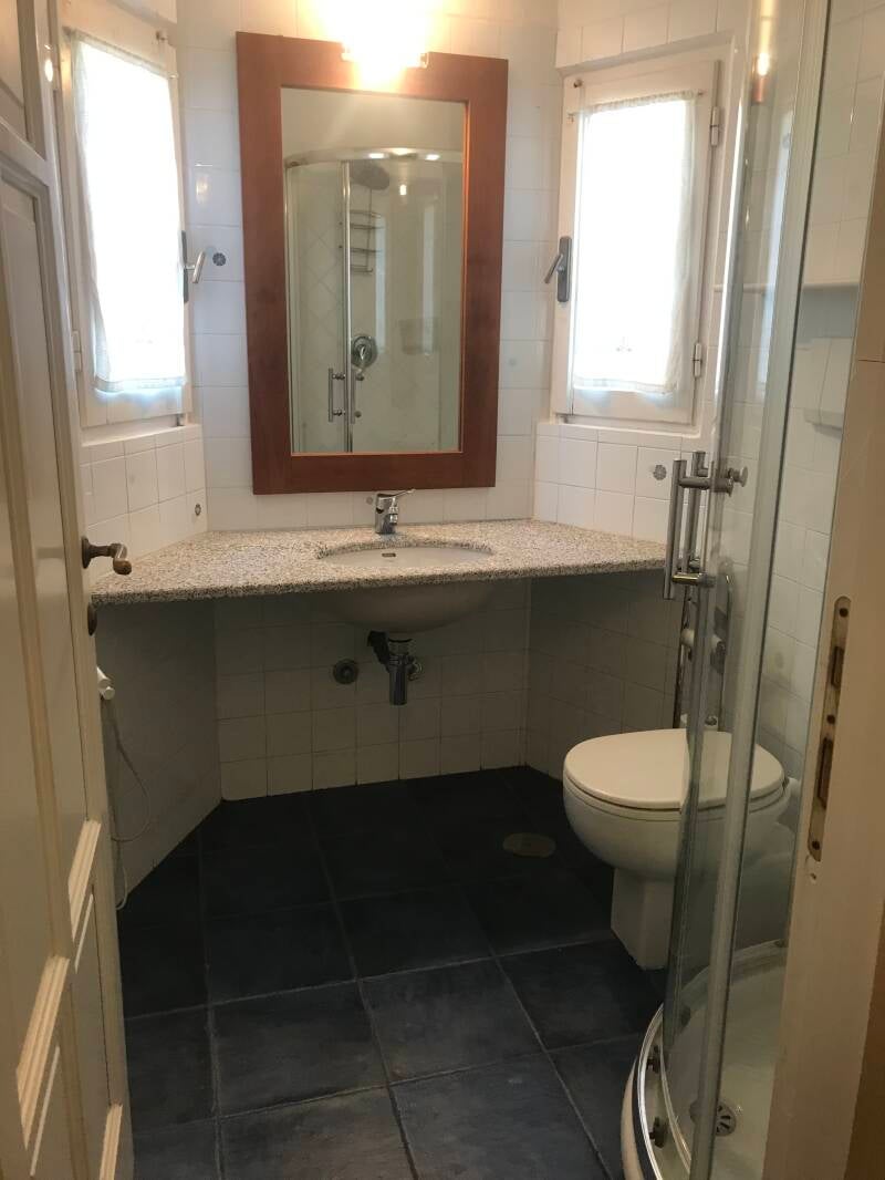 Badkamer met toilet en douche