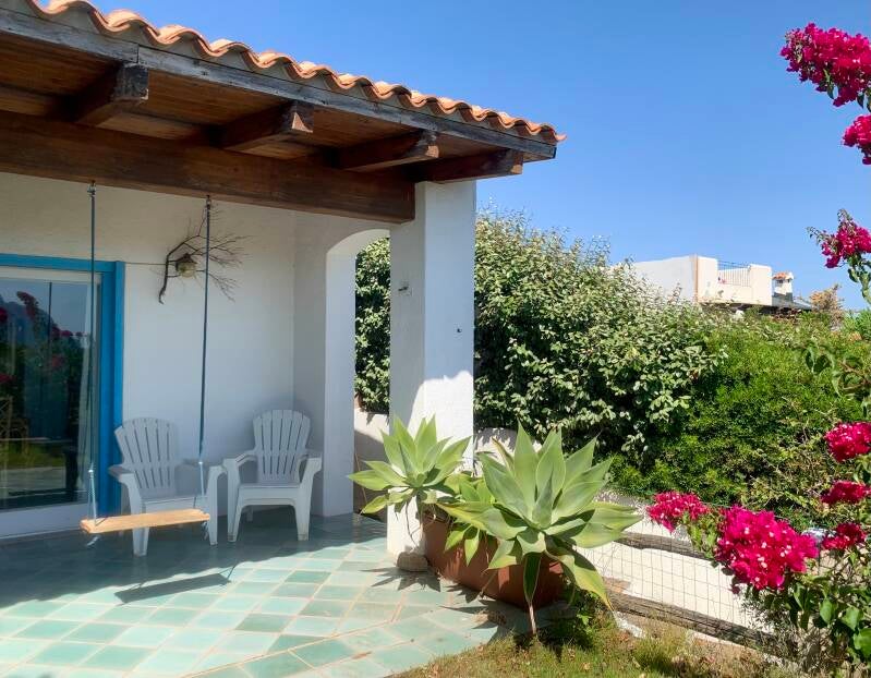 Deel van de veranda met schommel en relaxstoelen 