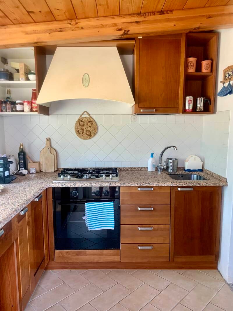 Zeer uitgeruste keuken met o.a. een afwasmachine, oven, magnetron, grote koelkast, waterkoker, toaster, en verschillende maten en soorten koffiezetapparaten.