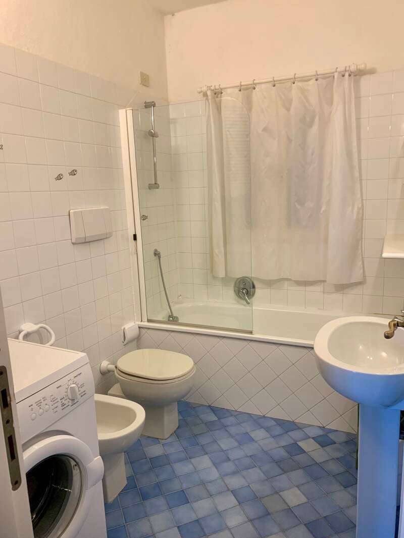 Badkamer met ligbad, bidet en wasmachine