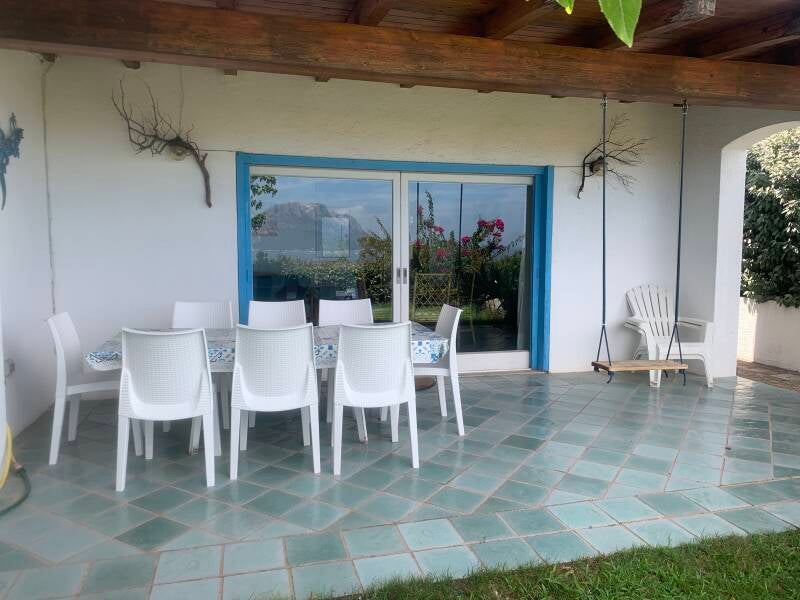 Veranda met een grote tafel geschikt voor maximum 8 personen