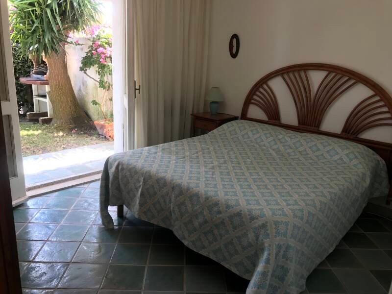 Slaapkamer 1 met openslaande deuren naar de voortuin