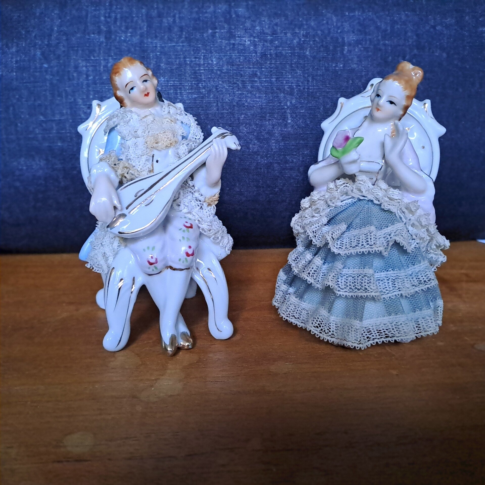 FIG001 - Lot de 2 figurines en porcelaine et dentelle