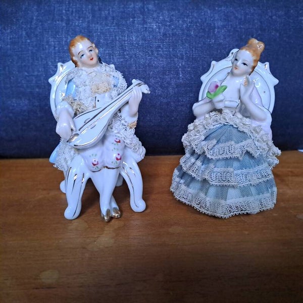 FIG001 - Lot de 2 figurines en porcelaine et dentelle