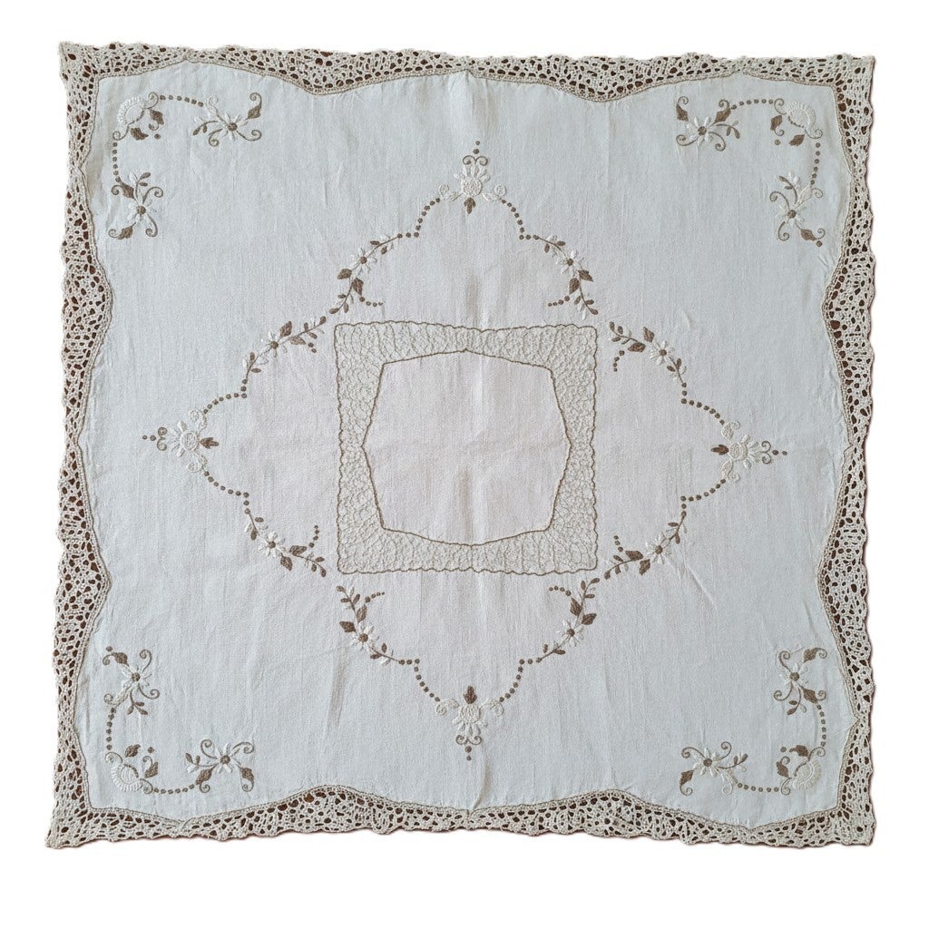 NAP003 - Nappe carrée en coton blanc brodée