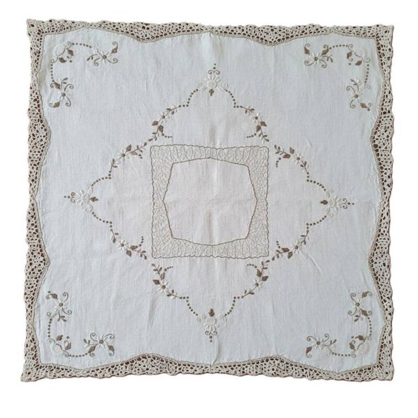 NAP003 - Nappe carrée en coton blanc brodée