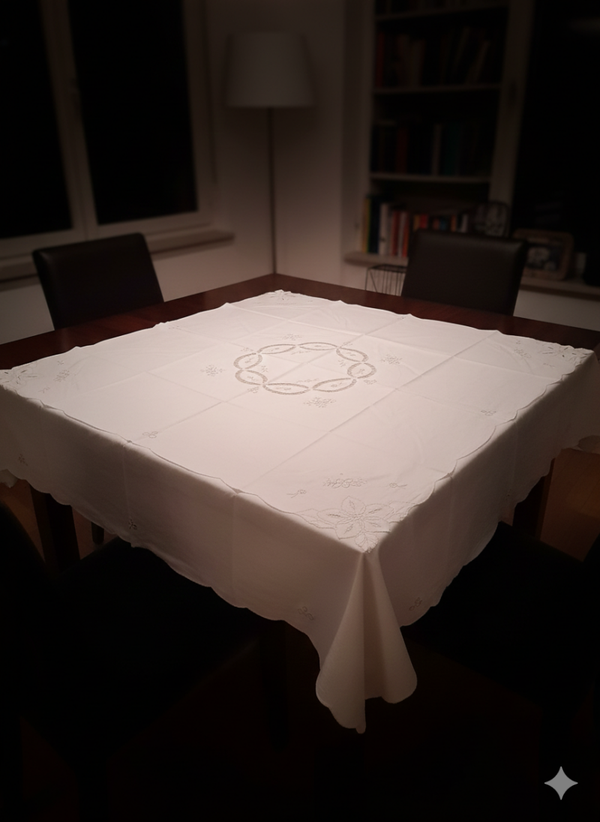 NAP004 - Nappe blanche carrée en coton brodée