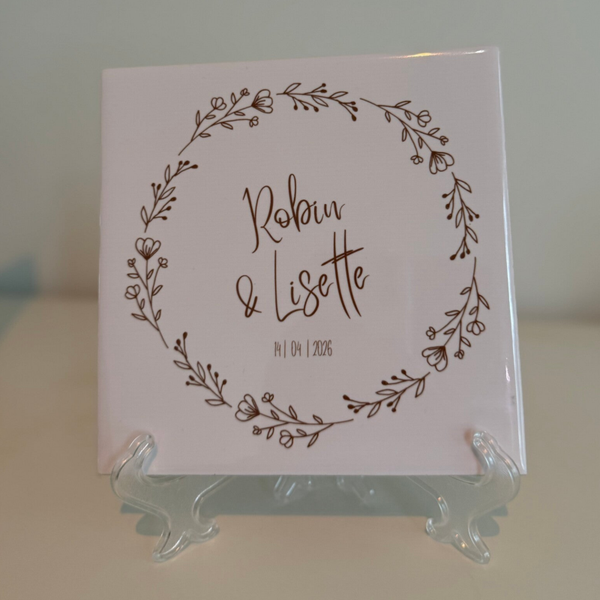 Liefde in keramiek – Bruiloftstegel met bloemendecor.