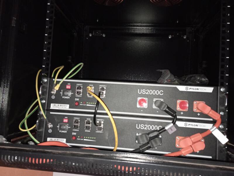 SISTEMA DE ACUMULACIÓN CON BATERIAS PYLONTECH DE 2,4KW CADA UNA