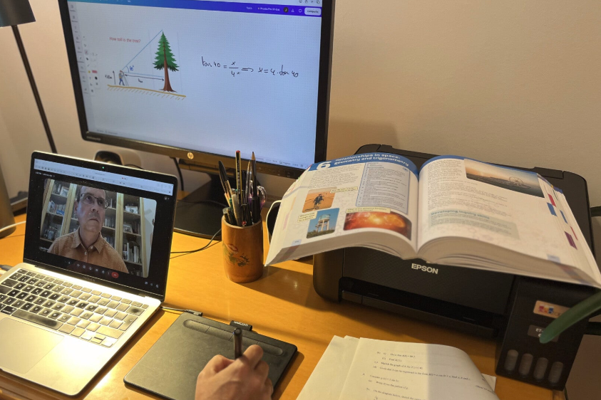 Jose Carrasc's working desk environment when Tutoring Maths and Physics.online.