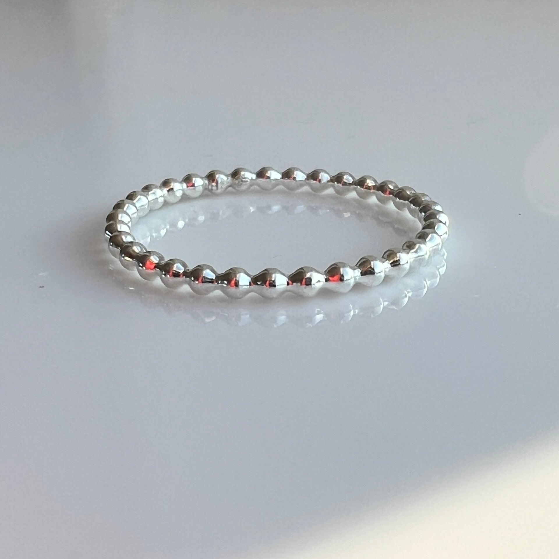 Minimalistische zilveren aanschuifring – parelmotief – maat 16